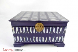Rectangular lacquer box with solid stand and attached with pearls 24.5x19.5x H13.5 cm